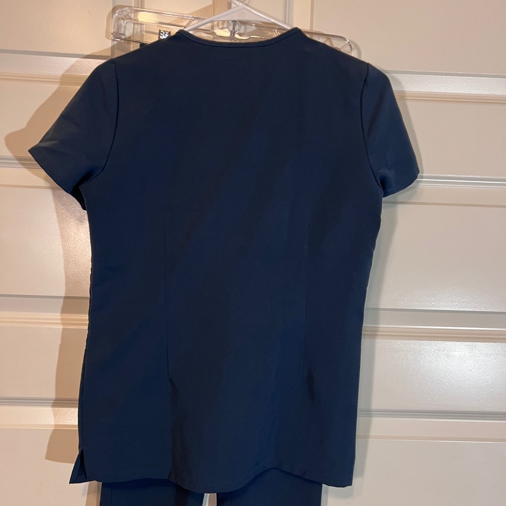 FIGS Technical Collection Scrubs Casma Top & Yola Pants Set in Navy Blue, XXS - Picture 8 of 16